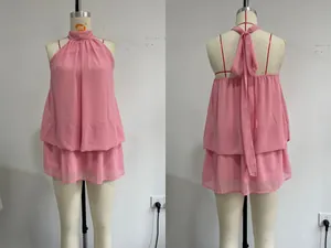 Détails avant et arrière d'une robe rose à licou dos nu à volants pour les vacances