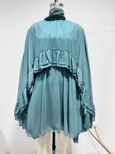 Elegante tweedelige chiffon jurkset in groenblauw met ruches cape en onderjurk