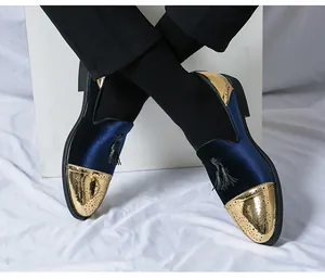 Détail de mocassins pour hommes en velours bleu avec embout métallique doré.