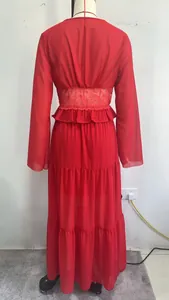 Detailansicht der Rückseite eines fließenden roten Chiffon-Maxikleids mit Spitze
