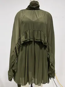 Gedetailleerd overzicht van een olijfgroene tweedelige chiffon jurk met ruches en transparante stof