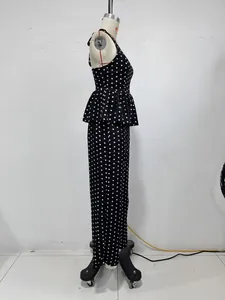 Vista lateral del conjunto de dos piezas a lunares con top halter de peplo y pantalón ancho