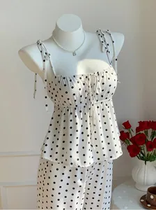 Detail eines weißen zweiteiligen Polka-Dot-Sets mit Camisole und Hose am Mannequin