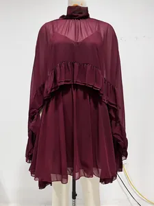 Elegant bordeauxrode tweedelige chiffon jurkenset met een transparante top met ruches