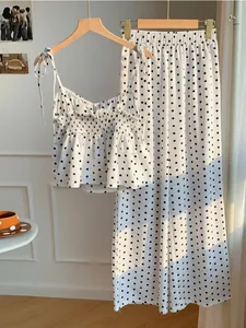 Detailansicht eines stilvollen zweiteiligen Sets aus Polka-Dot-Top und weiten Hosen