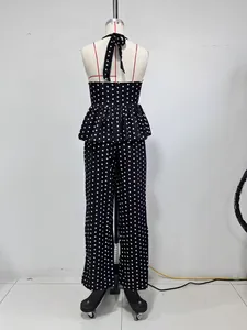 Vista trasera del conjunto de mujer con top halter y pantalones anchos de lunares