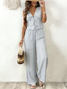 Detaillierte Ansicht des hellblauen Sets aus Weste mit Bindeband und weiter Hose