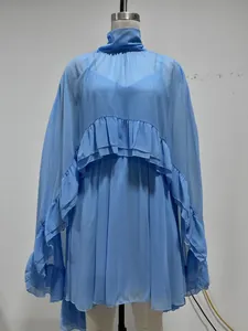 Elegant lichtblauw tweedelig chiffonjurkje met verfijnde ruches en volantdetails