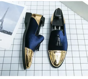 Mocassins Brogue de luxe pour hommes en velours bleu marine et métal doré avec pampilles