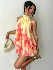 Détail d'une robe courte dos nu jaune à fleurs avec des finitions à volants élégantes