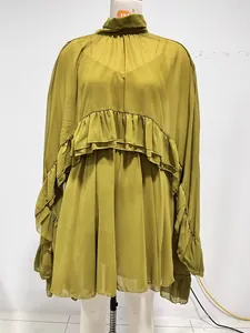 Elegante mosterdgele chiffon jurk met ruches en een bijpassende onderjurk voor dames.