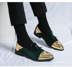 Vue détaillée de mocassins brogue verts et dorés pour hommes avec d'élégants glands décoratifs.