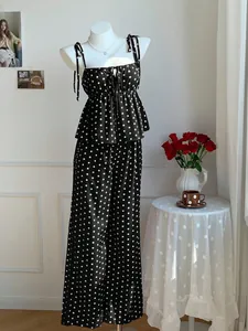 Präsentation des schwarz-weißen Polka-Dot-Tops und der weiten Hose auf einer Schaufensterpuppe