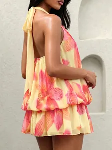Détail de côté d'une robe fleurie jaune avec un design dos nu et des lacets au cou