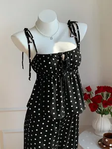 Detailansicht eines süßen schwarz-weißen Polka-Dot-Oberteils und der passenden Hose