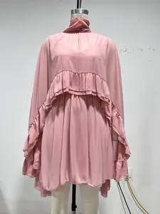 Elegante roze chiffon jurk met ruches en binnenhemdje als tweedelige set display