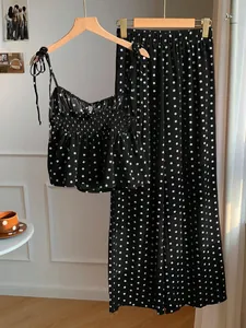 Detailansicht eines stilvollen schwarz-weißen Polka-Dot-Sets aus Camisole und Hose.