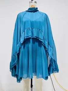 Elegante blauwe tweedelige chiffon jurk met ruches cape en bijpassende onderjurk