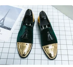 Vue de dessus montrant la texture du velours vert et les détails dorés de la chaussure