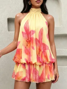 Détail d'une robe courte jaune à licou avec imprimé floral pour les vacances d'été