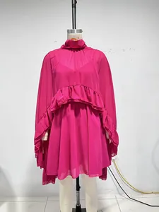 Gedetailleerd overzicht van elegante magenta chiffon tweedelige jurk set met onderjurk