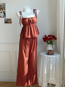 Rostrote Vintage-Polka-Dot-Camisole und passende weite Hose als Set für den Sommer