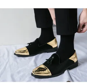 Gros plan de mocassins élégants pour hommes en velours noir et or avec décor de glands.