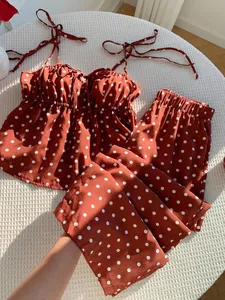 Detailansicht des rotbraunen Polka-Dot-Camisole-Sets mit passender Hose chic