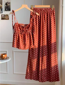 Elegantes zweiteiliges Sommerset mit gepunktetem Camisole-Top und passender weite Hose