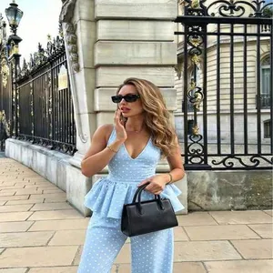 Detalle de estilo de vida de conjunto azul de lunares con top peplum y pantalón ancho