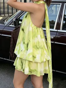 Vue détaillée de la robe bouffante dos nu à imprimé aquarelle jaune pour vacances