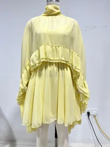 Elegante gele chiffon tweedelige jurk set met doorschijnende ruche cape en onderjurk