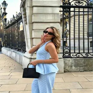 Elegante conjunto de dos piezas de lunares azul claro con top de volantes y pantalón