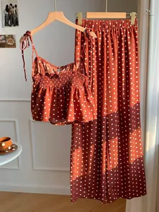 Rotes zweiteiliges Polka-Dot-Set mit bauchfreiem Top mit Bindeträgern und weiter Hose