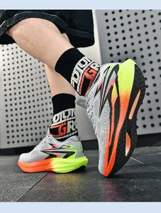 Detailansicht der leichten Laufschuhe mit leuchtend orangefarbenen und neongrünen Sohlen.
