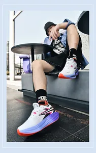 Detailreiche Urban-Lifestyle-Aufnahme von stylischen weißen Laufschuhen am Fuß