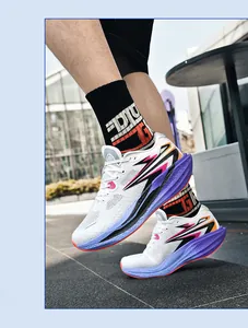 Detailansicht weißer Schnür-Laufschuhe mit violetten und orangefarbenen Akzenten