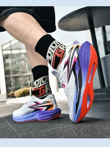 Nahaufnahme stylischer weißer Laufschuhe mit buntem Farbverlauf und Mesh-Obermaterial