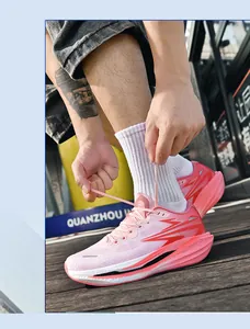 Nahaufnahme von rosafarbenen Laufschuhen mit Farbverlauf, die auf Holz gebunden werden
