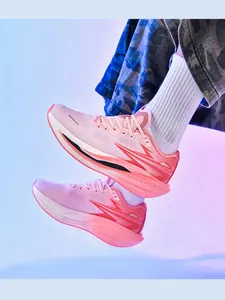 Seitenansicht-Detail der rosa modischen Laufschuhe mit atmungsaktivem Mesh-Obermaterial