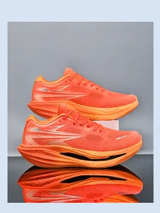 Detailansicht der leuchtend orangefarbenen Laufschuhe mit dicker, gedämpfter Sohle.