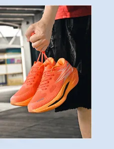 Nahaufnahme von leuchtend orangefarbenen Laufschuhen zum Schnüren in einer städtischen Umgebung