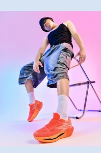Nahaufnahme von hellorangen Low-Top-Laufschuhen für Schüler bei Studiobeleuchtung