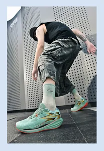 Nahaufnahme von stilvollen mintgrünen Laufschuhen mit Mesh-Obermaterial und dicker Sohle