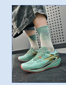 Seitenansicht von minzgrünen leichten Laufschuhen mit einem strukturierten Mesh-Obermaterial