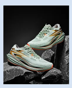 Detailansicht mintgrüner Laufschuhe auf dunklen Felsen mit dicken Sportschuhen Sohlen