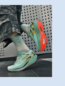 Detailansicht der stylischen mintgrünen und goldenen Schnür-Laufschuhe in einer dynamischen Pose
