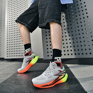 Moderne graue Laufschuhe mit Schnürung und orange-neongrüner Sohle mit Farbverlauf