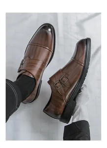Seiten- und Draufsicht brauner Herren-Monk-Schuhe mit einzigartigem Holzmaserung-Finish