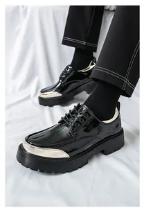 Gros plan détaillé de chaussures habillées à plateforme en cuir verni noir et doré